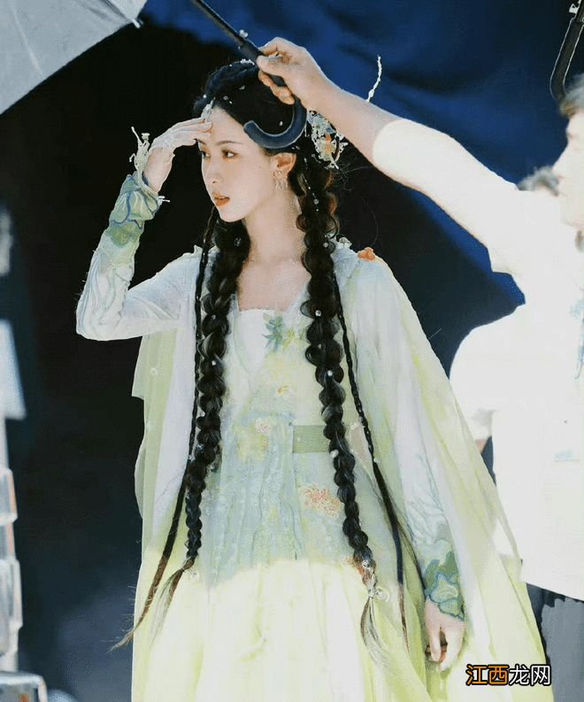 "狐妖小红娘"杀青特辑释出 杨幂龚俊郭晓婷捧花合影