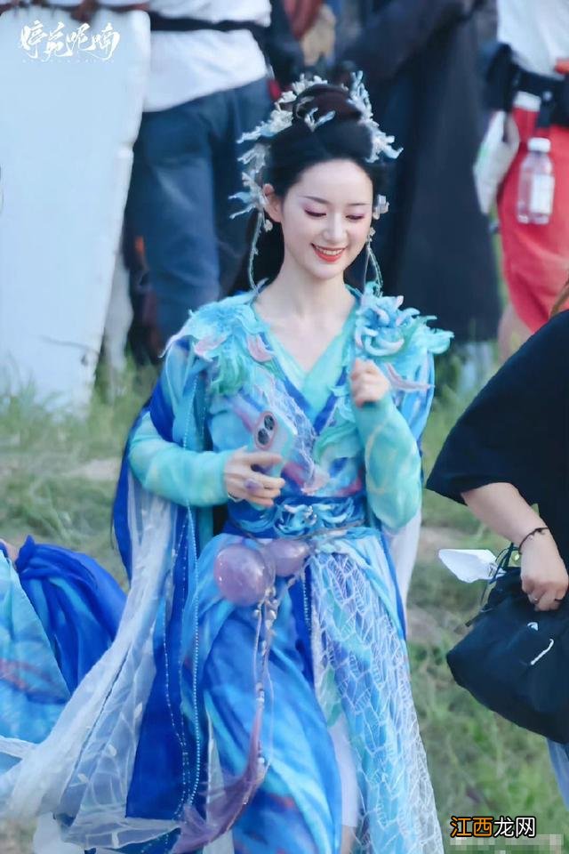 "狐妖小红娘"杀青特辑释出 杨幂龚俊郭晓婷捧花合影