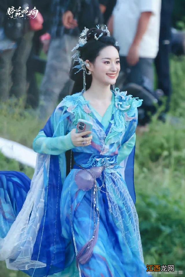 "狐妖小红娘"杀青特辑释出 杨幂龚俊郭晓婷捧花合影