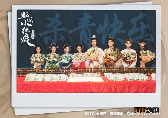 "狐妖小红娘"杀青特辑释出 杨幂龚俊郭晓婷捧花合影