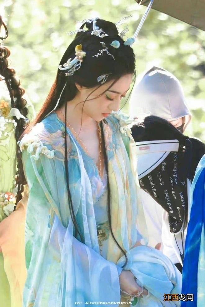 "狐妖小红娘"杀青特辑释出 杨幂龚俊郭晓婷捧花合影