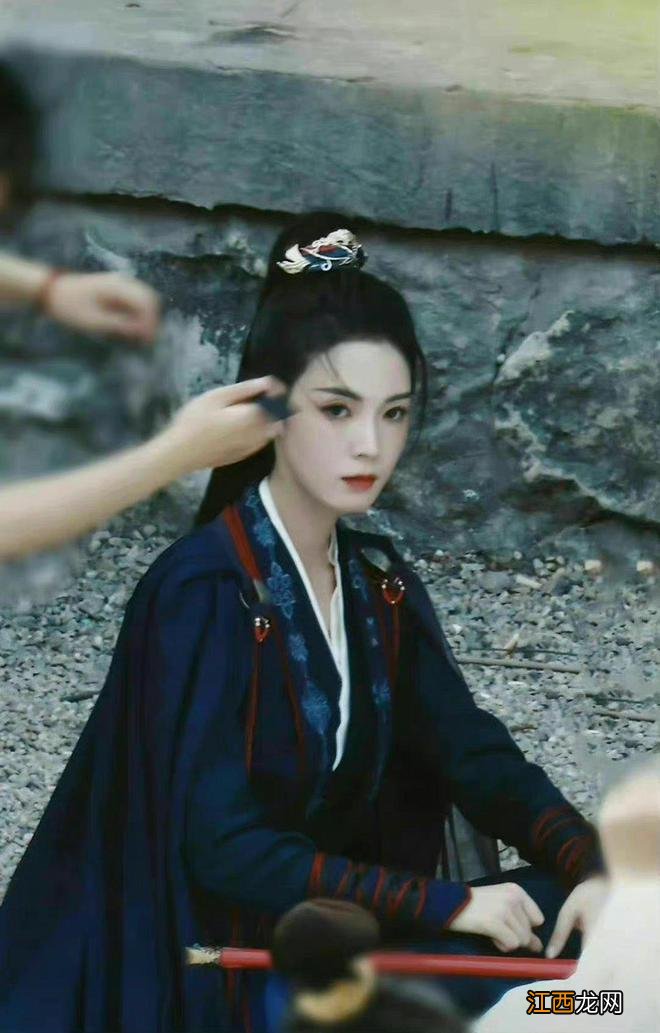 "狐妖小红娘"杀青特辑释出 杨幂龚俊郭晓婷捧花合影