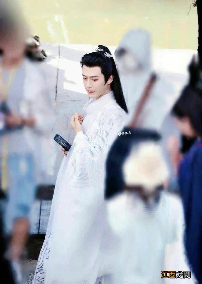 "狐妖小红娘"杀青特辑释出 杨幂龚俊郭晓婷捧花合影