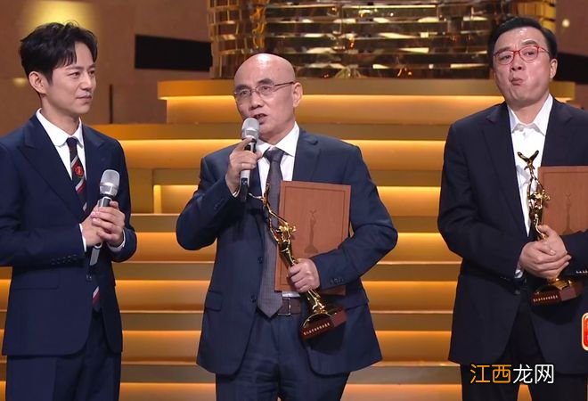 雷佳音金鹰奖黑脸引热议,获奖后还出糗,何炅独撑大局惹心疼