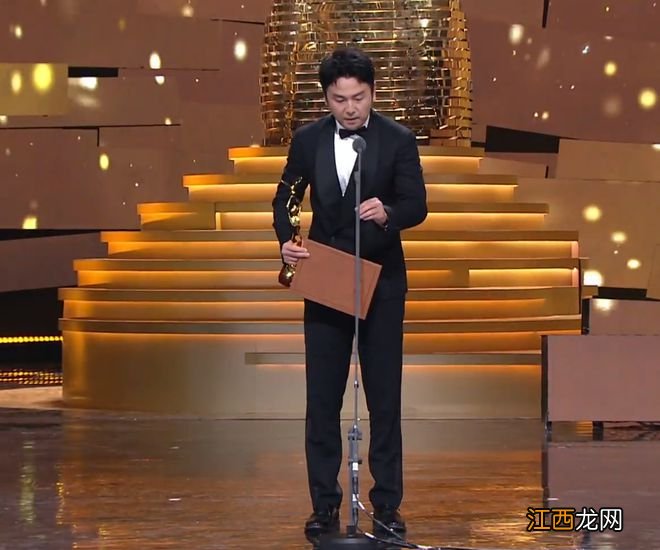 雷佳音金鹰奖黑脸引热议,获奖后还出糗,何炅独撑大局惹心疼
