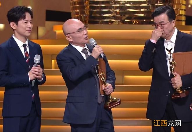 雷佳音金鹰奖黑脸引热议,获奖后还出糗,何炅独撑大局惹心疼
