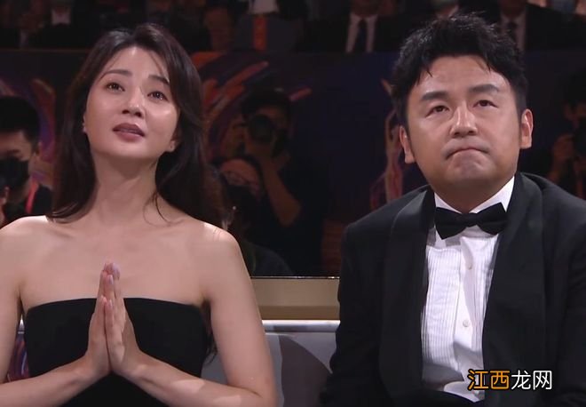 雷佳音金鹰奖黑脸引热议,获奖后还出糗,何炅独撑大局惹心疼