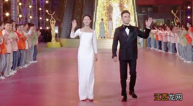 金鹰节开幕式：朱迅脸僵，孙怡美爆全场，沈梦辰长腿又直又白