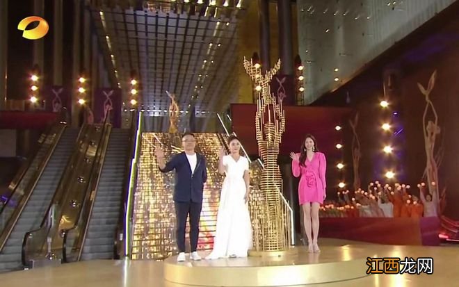 金鹰节开幕式：朱迅脸僵，孙怡美爆全场，沈梦辰长腿又直又白