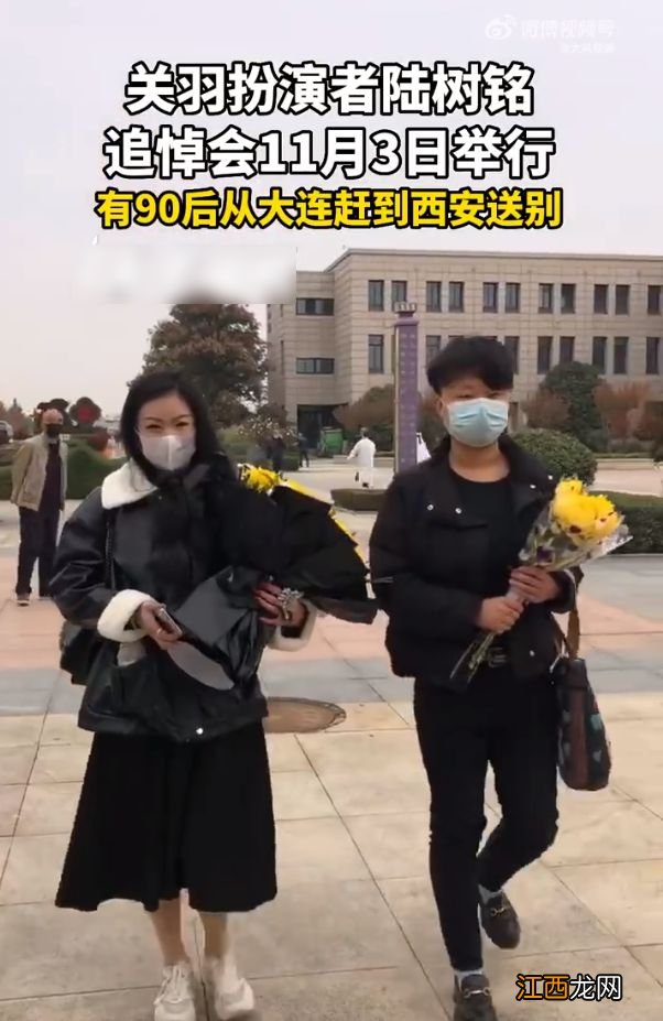 陆树铭举行追悼会,儿子手捧遗照伤心送别,亲友影迷赴殡仪馆告别