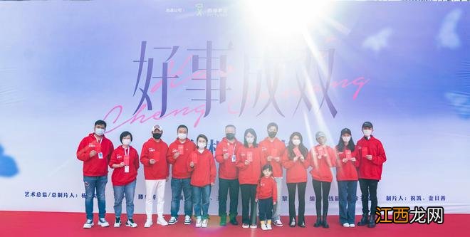 黄晓明张小斐新剧开机两人着红衣捧柿子状态饱满