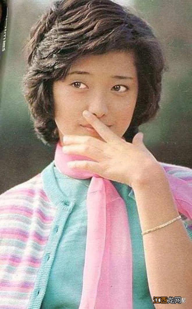 看了山口百惠的秋冬穿搭，才明白：再过40年，你穿衣也不如她时髦