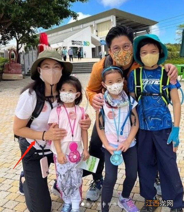 郭晶晶现身名媛聚会！戴巨大红宝石鸽子蛋，手上廉价头绳太接地气