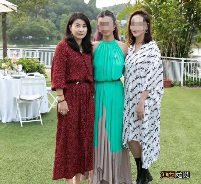 郭晶晶现身名媛聚会！戴巨大红宝石鸽子蛋，手上廉价头绳太接地气