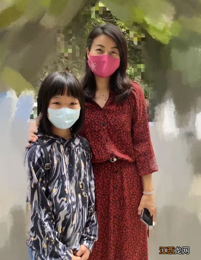 郭晶晶现身名媛聚会！戴巨大红宝石鸽子蛋，手上廉价头绳太接地气