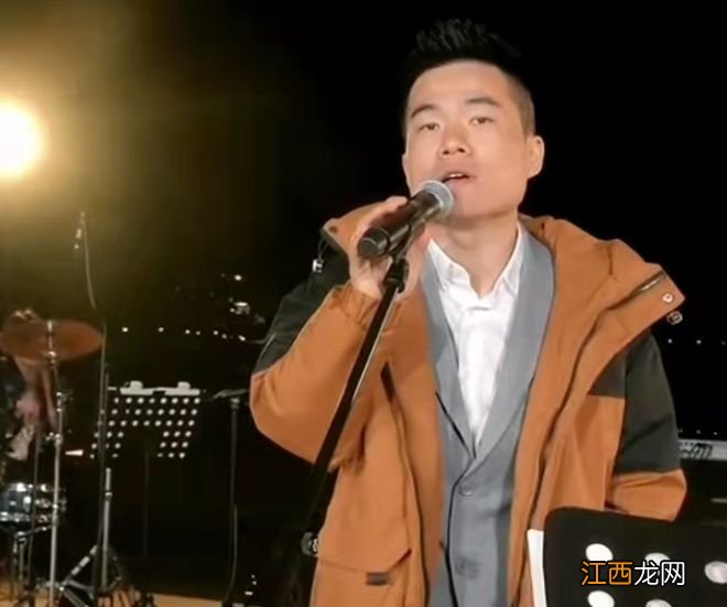 董宇辉户外直播被泼3次水，回应称没事，泼水者被抓后辩解不小心