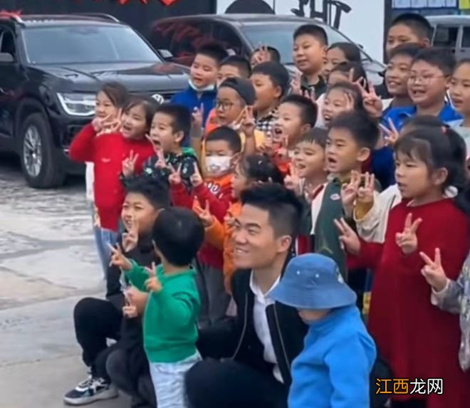 董宇辉户外直播被泼3次水，回应称没事，泼水者被抓后辩解不小心