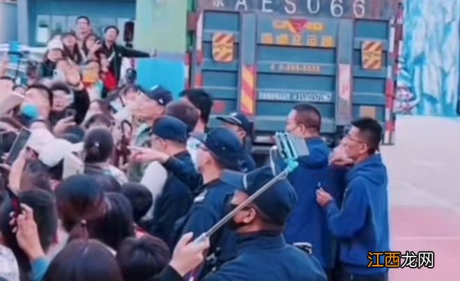 董宇辉户外直播被泼3次水，回应称没事，泼水者被抓后辩解不小心