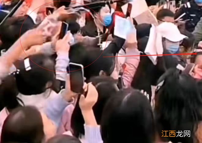 董宇辉户外直播被泼3次水，回应称没事，泼水者被抓后辩解不小心