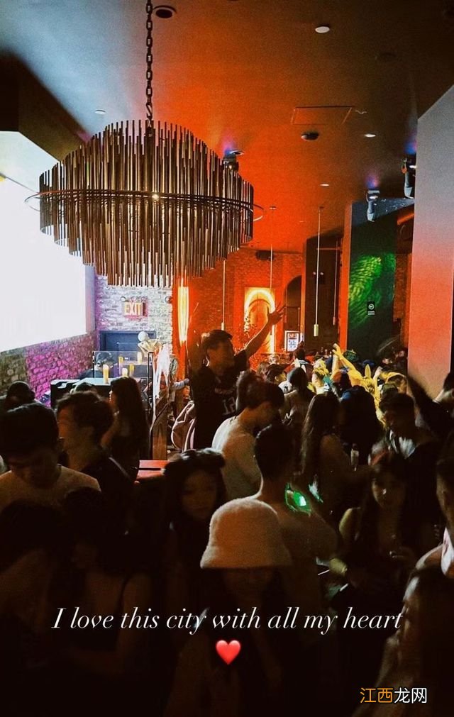 韦唯儿子万圣节酒吧嗨玩!现场人挤人太窒息,与美女咬脸亲密互动