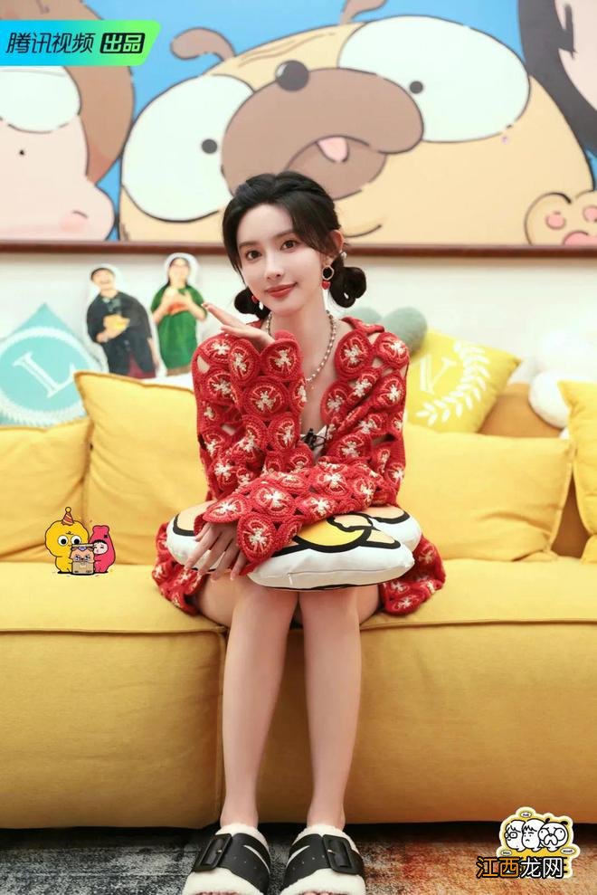 没剪短发的女明星,最近都在炫耀脑后的“低丸子”