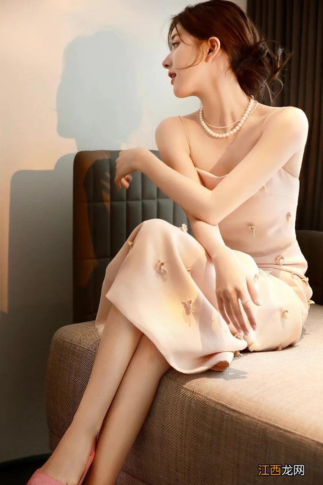 没剪短发的女明星,最近都在炫耀脑后的“低丸子”