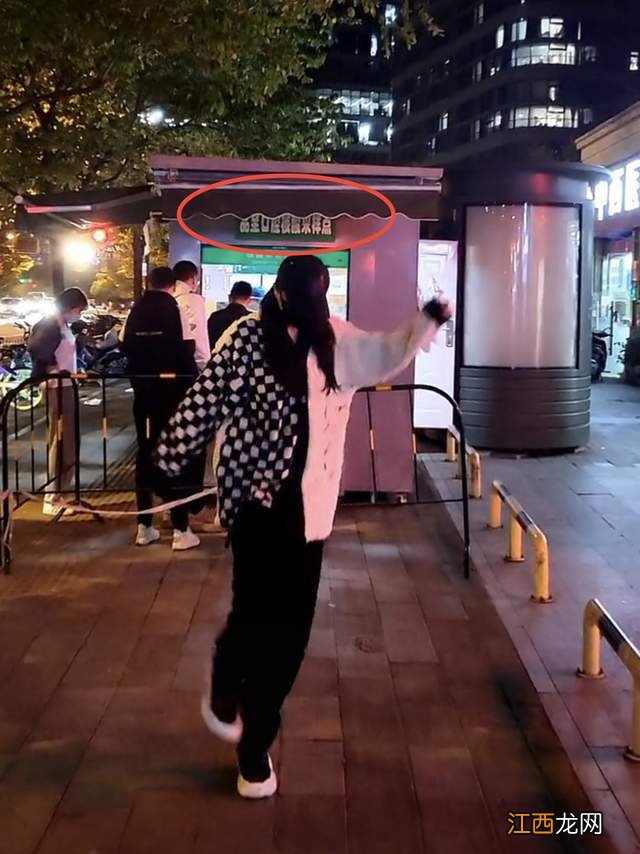 前央视主持曹颖引争议,核酸检测点前穿睡衣热舞,动作夸张无人看