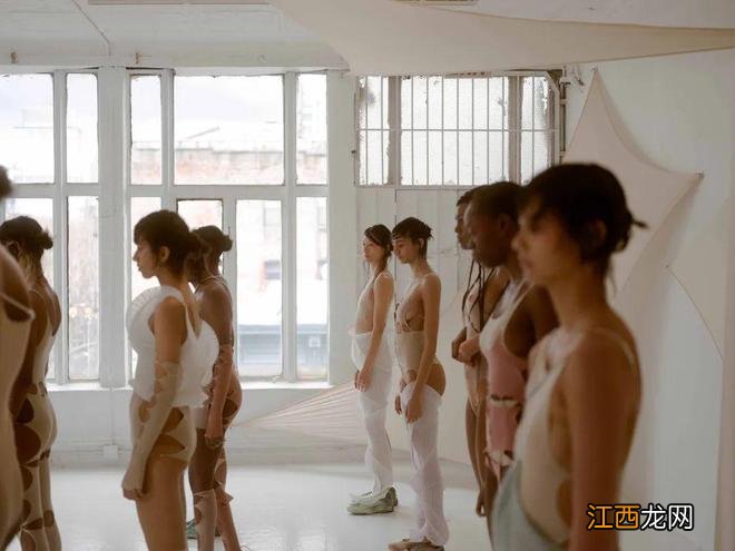 这种“全是洞洞”的衣服凭啥火,王鹤棣、蔡依林、Lisa都在穿?