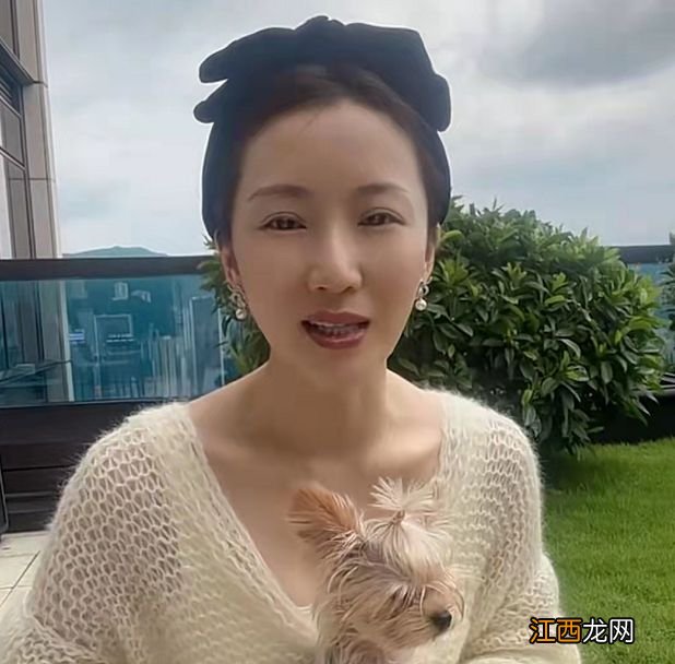 演员李念被指变脸认不出!眼大如铜铃神似毛晓彤,家里大到能跑步