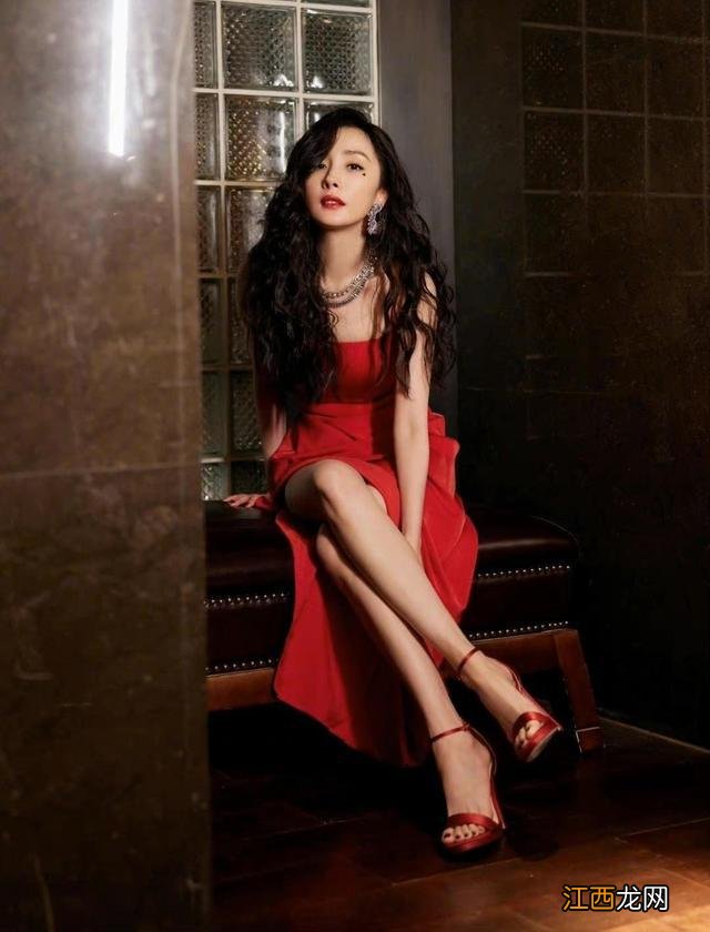 杨幂太适合港风了，穿红色连衣裙配大波浪卷发，高级洋气让人心动