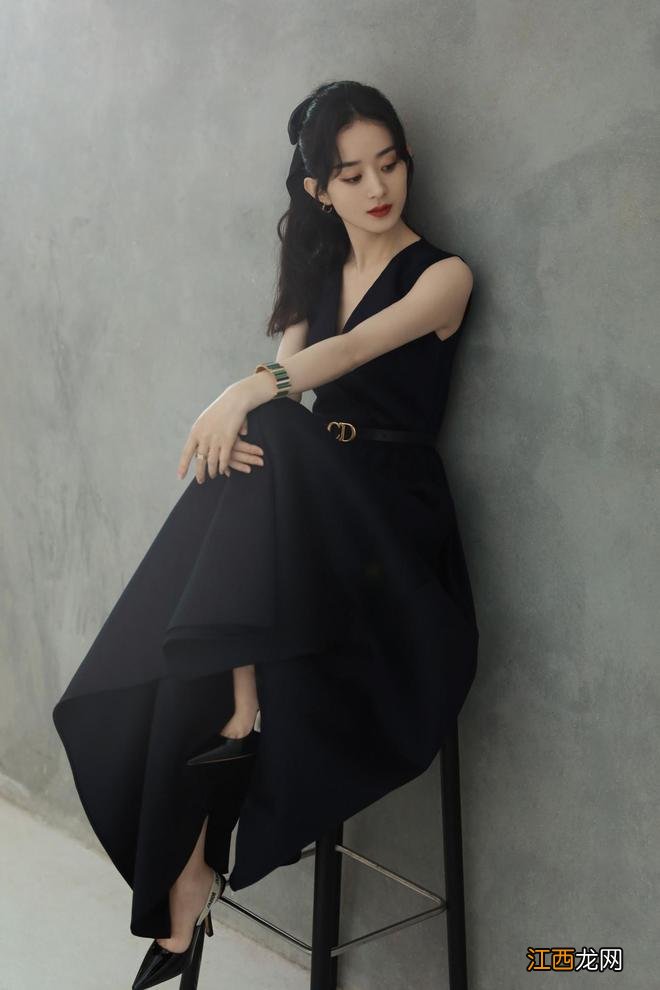 赵丽颖颠覆往日形象,穿迪奥小黑裙亮相,才明白什么叫低调的奢华