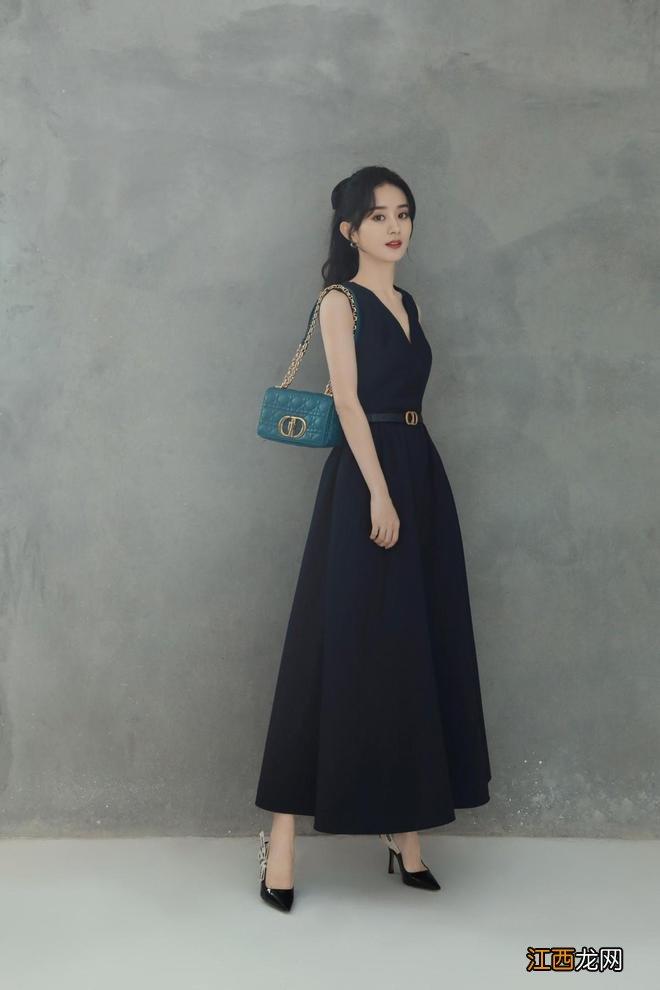 赵丽颖颠覆往日形象,穿迪奥小黑裙亮相,才明白什么叫低调的奢华