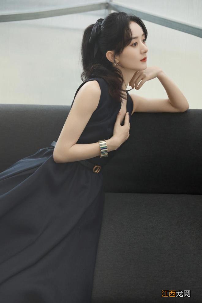 赵丽颖颠覆往日形象,穿迪奥小黑裙亮相,才明白什么叫低调的奢华