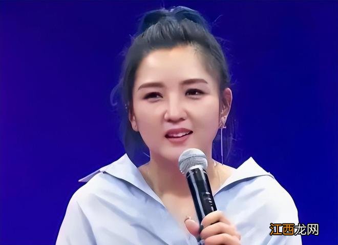 何洁直播带货拒绝吃螃蟹,场面十分尴尬,网友:想赚钱就好好工作