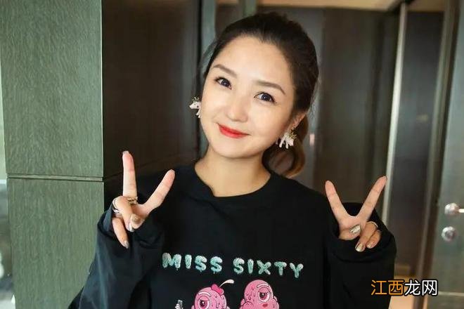 何洁直播带货拒绝吃螃蟹,场面十分尴尬,网友:想赚钱就好好工作