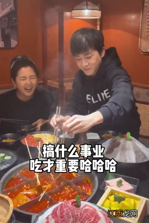 何洁直播带货拒绝吃螃蟹,场面十分尴尬,网友:想赚钱就好好工作