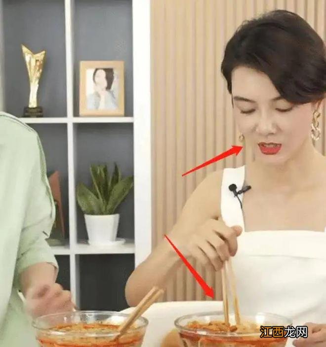 何洁直播带货拒绝吃螃蟹,场面十分尴尬,网友:想赚钱就好好工作