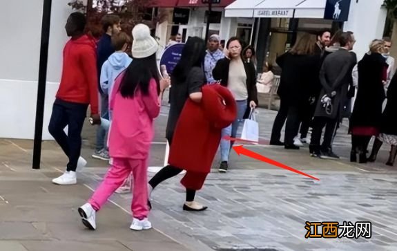 李湘带女儿逛巴黎打折村，膀大腰粗认不出，王诗龄硬怼路粉引争议