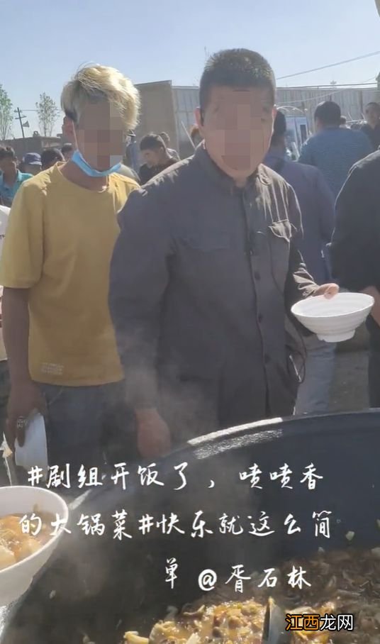 老戏骨王丽云晒片场伙食！巨大铁锅里炖猪肉，排长队一人领一大勺