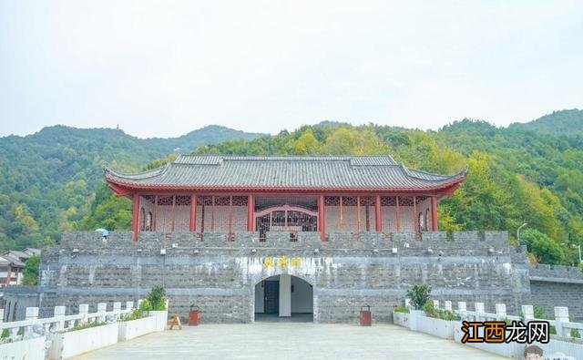 藏在大山中景观，波光粼粼的湖泊，被称为中国禅宗的发祥地