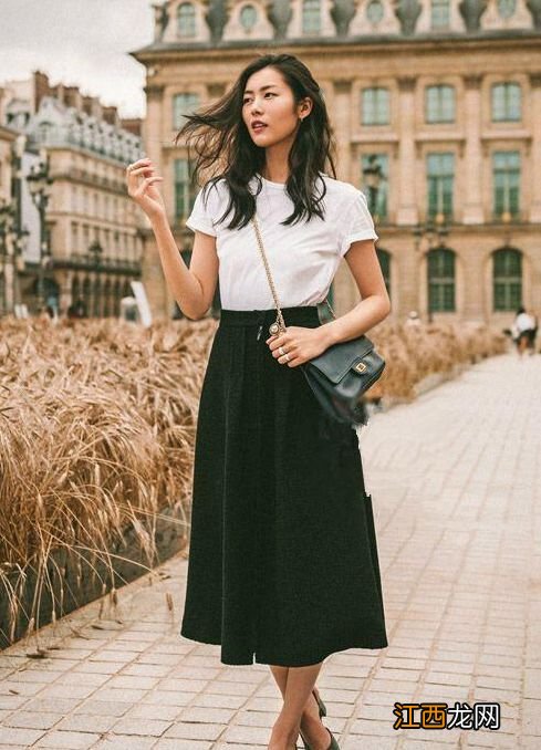 刘雯造型只需基础色,配卡通卫衣简约高级,网友:大佬也有少女心