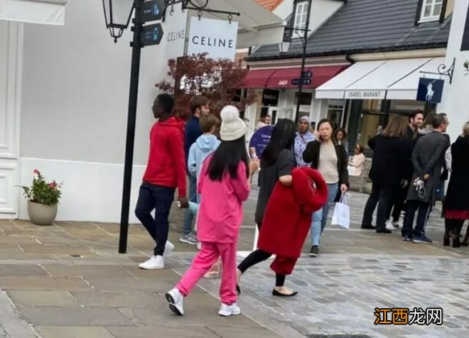 王诗龄陪妈妈买奢侈品被拍!坐路边狂吃冰淇淋!暴瘦一大圈认不出