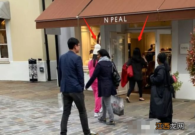 王诗龄陪妈妈买奢侈品被拍!坐路边狂吃冰淇淋!暴瘦一大圈认不出