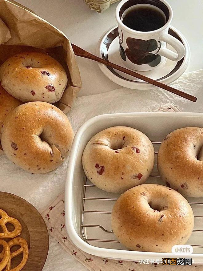 OMG | 看赵露思晒肉桂卷，原来甜妹人均面包脑袋