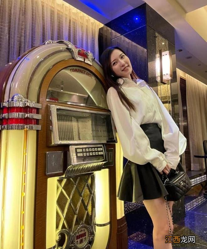 王晶32岁小女儿晒美照,穿性感紧身衣露小蛮腰,身材高挑气场十足