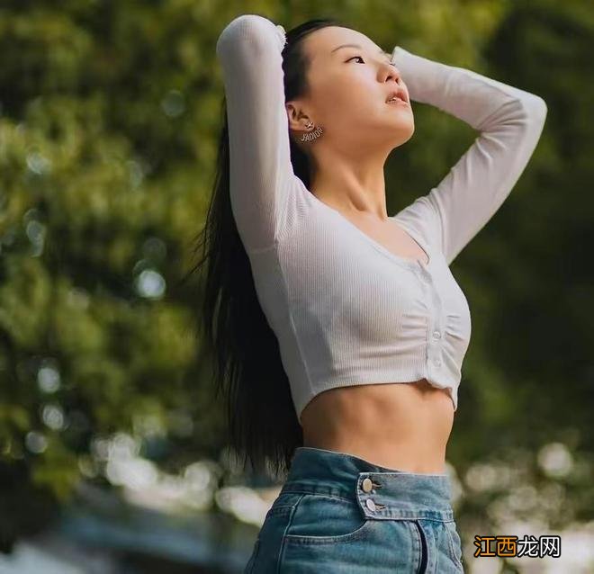 王晶32岁小女儿晒美照,穿性感紧身衣露小蛮腰,身材高挑气场十足