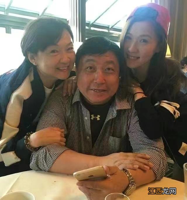 王晶32岁小女儿晒美照,穿性感紧身衣露小蛮腰,身材高挑气场十足