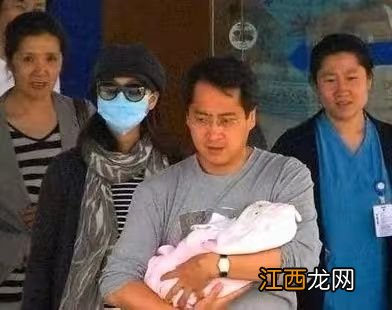 陈好一家罕见同框，忙前忙后打扮朴素，富豪老公一脸冷漠不搭理