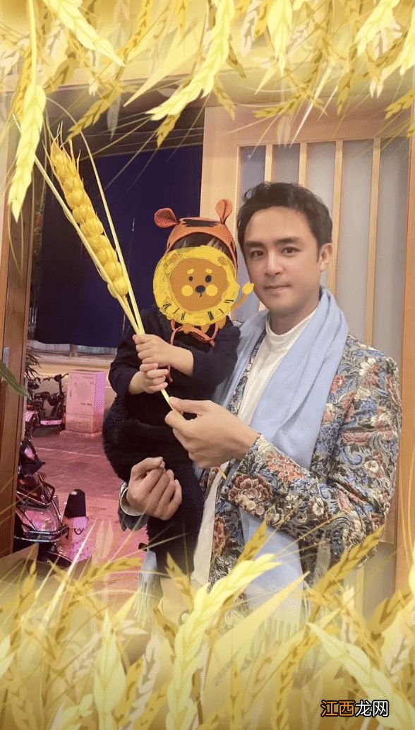 明道和儿子团聚后专注带娃,陪孩子晒太阳秀父爱,小小明清秀可爱