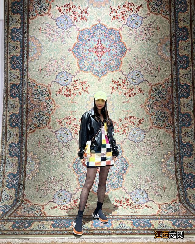 雷佳音老婆晒美照，穿黑丝秀大长腿似超模，10岁女儿身高近一米七